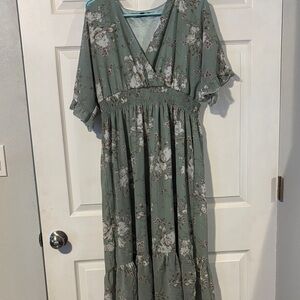 Chic Floral Maxi Dress in Sage Green